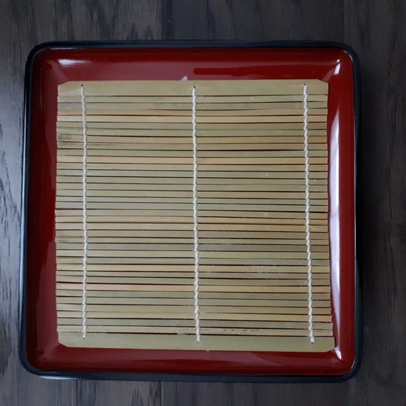 Japanese Lacquerware Plates with Bamboo Mats - Picture 2 of 6